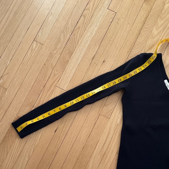 DISSH navy ribbed one-sleeved top medium - Picture 7 of 10